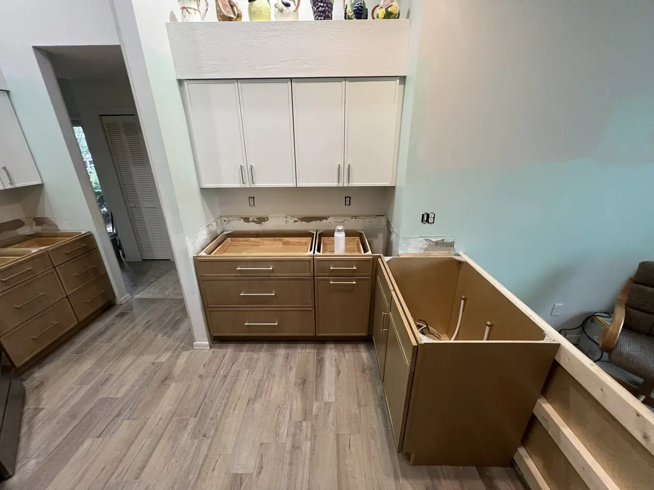 Two-tone kitchen cabinets being installed in a Tampa home