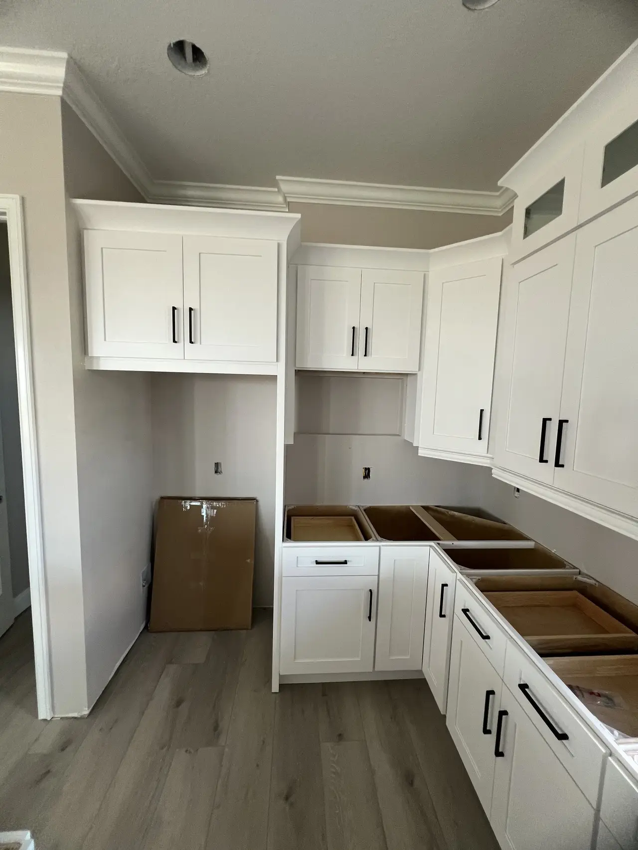 White shaker cabinets with crown molding in a Tampa kitchen